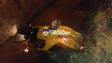 Los pasajeros salieron del vehículo por sus propis medios. Foto: Gentileza Policía de Neuquén.