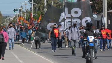 Previo a la permanencia en el Municipio, hubo una movilización que partió desde Novella y Racedo. Foto: Yamil Regules