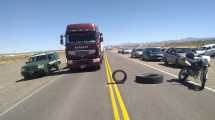 Imagen de Trabajadores viales realizan un corte intermitente en la Ruta 22 en Zapala