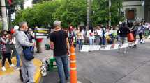 Imagen de Luego de hacer un corte en Casa de Gobierno, la Escuela Especial 22 pudo transmitir su reclamo