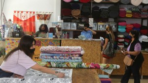 Levantaron su tienda de telas de entre las cenizas