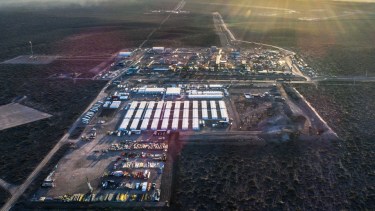 En momentos en los que se aguarda el inicio de operaciones del Gasoducto Néstor Kirchner, un repaso por lo que sucede en Vaca Muerta es más que valedero a los efectos de analizar de qué áreas proviene el gas de la formación y qué empresas son las que están liderando las extracciones del shale gas, que en mayo alcanzó su récord histórico.
A diferencia de lo que sucede con la producción de petróleo de Vaca Muerta, el shale oil, en el segmento del gas es un reducido grupo de operadoras el que concentra el grueso de las extracciones.
Este informe analizará los datos oficiales de la secretaría de Energía de la Nación de mayo, ya que se trata de los últimos disponibles pues los registros de junio se conocerán recién a fines de la semana que viene.
Durante mayo en todas las áreas hidrocarburíferas del país se llegó a una producción total de gas natural de 134,7 millones de metros cúbicos, incluyendo en ese recuento el gas que se utiliza en las mismas instalaciones petroleras.
Se trata de una producción total un tanto baja en comparación con el mismo mes del año pasado, ya que el grueso del país mostró una temperatura superior al promedio histórico, lo cual derivó en un menor consumo de gas. Como el gas no se almacena, ante una menor demanda, las empresas deben ajustar su producción.
Entrando en el análisis en sí, de esos 134,7 millones de metros cúbicos por día, 57,3 provinieron de los campos de Vaca Muerta.
Esto representa que se trató de la producción mayoritaria, ya que con un 43% del total, superó al gas convencional que llegó al 41% con 56,4 millones de metros cúbicos diarios.
Mientras que el tight gas, un gas de extracción no convencional pero que no es Vaca Muerta, representó el 16%, con 20,9 millones de metros cúbicos por día.
Los 57,3 millones de metros cúbicos diarios de shale gas de mayo alcanzaron para que se trate de la mayor producción en la poco más de una década de actividad de Vaca Muerta.

Producción por empresa

Y estuvieron concentrados en seis empresas, que se contabilizarán acá como operadoras, es decir como las empresas encargadas de su extracción más allá de que en las áreas en las que se trabajó cuenten con socios.
Tecpetrol, la compañía del Grupo Techint, fue la empresa líder en el gas de Vaca Muerta. En total en mayo extrajo 16,7 millones de metros cúbicos por día.
La compañía de mayoría estatal, YPF, fue la segunda productora, con un nivel de extracciones de 13,9 millones de metros cúbicos diarios.
En tercer lugar se posicionó la francesa TotalEnergies con 8,3 millones de metros cúbicos de shale gas. Y la siguió Pan American Energy (PAE) con 7,8 millones de metros cúbicos diarios.
El quinto puesto quedó en manos de Pluspetrol que extrajo 4,64 millones de metros cúbicos y la lista se cierra con Pampa Energía que alcanzó los 3,74 millones de metros cúbicos diarios.
El resto de las operadoras aportaron apenas 2,2 millones de metros cúbicos, ratificando el poderío de las seis firmas líderes del segmento.

Áreas líderes

Pero además, el gas de Vaca Muerta está fluyendo significativamente desde un grupo de bloques que son los que específicamente están centrados en la producción de gas.
El área más productiva en mayo fue Fortín de Piedra, el desarrollo de Tecpetrol en donde la firma extrajo 16,6 millones de metros cúbicos por día según detalla un informe de la consultora Economía y Energía que lidera Nicolás Arceo.
El bloque de la firma del grupo Techint es así el principal productor de gas, no solo de Vaca Muerta, sino del país.
En el segundo puesto se ubicó el área Aguada Pichana Este (APE) que es operada por TotalEnergies pero tiene como socios a PAE, YPF y la alemana Wintershall DEA.
El bloque generó 8,1 millones de metros cúbicos y es uno de los que más elevó su producción en el último año, al sumar 2,7 millones de metros cúbicos diarios a su aporte.
La tercera área más productiva en lo que hace al gas de Vaca Muerta está al lado, y es Aguada Pichana Oeste (APO) que en este caso es operada por PAE teniendo como socios a TotalEnergies e YPF.
El bloque llegó en mayo a una producción diaria de 7,6 millones de metros cúbicos, mostrando también un crecimiento interanual de 2,2 millones de metros cúbicos.
El cuarto puesto en bloques productores es para la joya de Pluspetrol, La Calera. El área en la que son socios al 50% con YPF.
Este bloque entregó en mayo una producción de 4,6 millones de metros cúbicos por día, un nivel de generación destacado si se tiene en cuenta que su desarrollo se inició mucho más tarde que los bloques que lo preceden.
En tanto que en el quinto y último puesto del podio de áreas productivas se encuentra finalmente un bloque operado y de titularidad de YPF, Rincón del Mangrullo.
En esta área que está más cerca de Cutral Co que todas las demás, la firma de bandera extrajo en mayo un promedio de 4,2 millones de metros cúbicos por día,  mostrando el foco del trabajo de la petrolera de mayoría nacional en el segmento del shale gas, ya que elevó en un año las extracciones en 1,3 millones de metros cúbicos por día.

El gasoducto a llenar

El escenario por delante es el más atractivo en mucho tiempo para el gas de Vaca Muerta, y es que los 11 millones de metros cúbicos que llevará el Gasoducto Néstor Kirchner provendrán casi exclusivamente de sus áreas.
Esto implica que la producción de gas de Vaca Muerta podría llegar en agosto, cuando la línea esté funcionando todo el mes, a los 67 millones de metros cúbicos por día, un nivel no solo récord, sino que hará que el gas de Vaca Muerta ya represente el doble que el que se extrae de toda Bolivia.
Pero el éxito de Vaca Muerta también oculta algo importante, como es la acelerada caída de la producción de gas convencional de todo el país y en especial de Neuquén, que supo ser la cuna del gas convencional argentino. (Foto: gentileza)