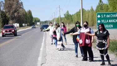 Quienes dan clases en Añelo generalmente se trasladan a diario. El costo de vida es alto para instalarse en la localidad. Foto Florencia Salto.