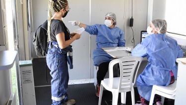 Ante el ingreso de la variante Delta recomiendan realizar testeos ante síntomas compatibles. (Foto: Florencia Salto)