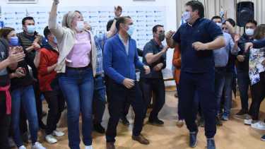 La concejal Isabel Mosna y el concejal electo Claudio Domínguez festejan en la municipalidad, con el gobernador Omar Gutiérrez y el intendente del MPN, Mariano Gaido (foto Florencia Salto)
