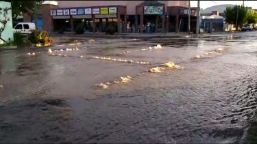 Así brotaba el agua esta mañana en Colón y Periodistas Argentinos de Viedma.