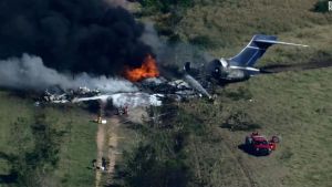 De milagro: 21 personas sobrevivieron a pesar de que su avión se estrelló e incendió