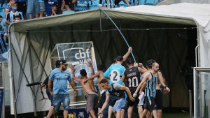 Escándalo en Brasil: los hinchas de gremio rompieron la cabina del VAR