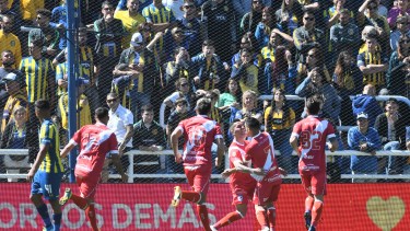 Argentinos se impuso a Central en Arroyito, ante la mirada de los hinchas del Canalla. 