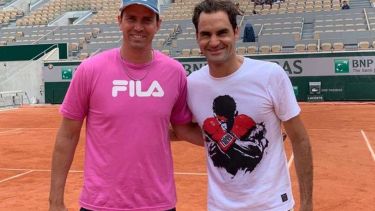 Juan Chela junto al gran Roger Federer, en uno de sus últimos encuentros. 
