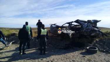 Habrían reventado una cubierta. Volcaron y murieron en el acto. (Gentileza Policía)