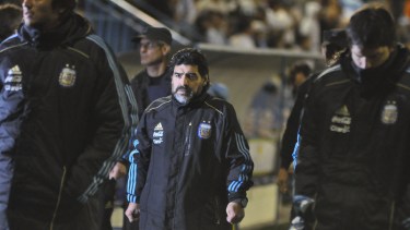 Diego Maradona cuando estuvo en Cutral Co. Foto: archivo Yamil Regules 
