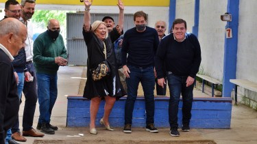 Un momento divertido en la recorrida de los candidatos de Juntos por el Cambio. 