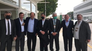 La grieta en pausa. El diario Clarín tuvo la foto de la distensión entre oficialistas y opositores en Costa Salguero.