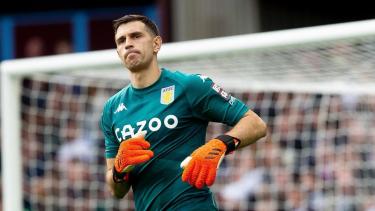 Dibu Martinez había encendido las alarmas en la Selección tras ser reemplazado por una molestia frente al Hibernian.