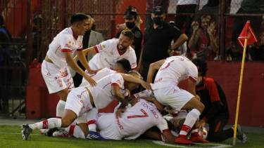 El festejo de los jugadores de Huracán en el gol de Candia, que significó la victoria sobre San Lorenzo. 