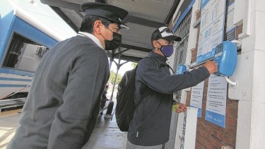 “Te hace sentir parte de ellos”, dice Carlos Railaf después de años trabajando de guarda en el Tren del Valle y ayudando a los pasajeros. (Oscar Livera)