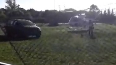 El momento en el que el helicóptero desciende en la cancha del club de Ensenada. 