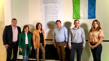 Los cuatro candidatos, con la gobernadora y el senador, con el manifiesto "Acá, reafirmamos lo que somos". Foto: Gentileza.