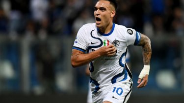 Lautaro Martínez festeja su gol, con el que Inter ganó de visitante y se acercó a Napoli, líder de Italia. 
