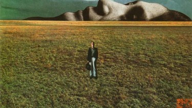 La portada de "Mind games" muestra a una Yoko gigante boca arriba y a un Lennon dándole la espalda, como en retirada bolso en mano.