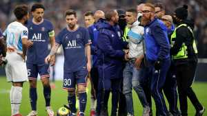 El hincha que interrumpió a Messi en el clásico de Francia sigue detenido por una insólita razón