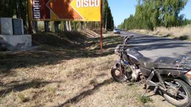Un joven de 23 años murió al despistarse con la moto que conducía y chocar con un cartel. (Foto Pablo Accinelli)