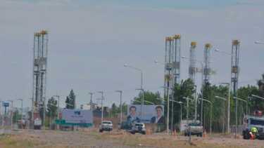 Neuquén es la provincia con más torres de perforación activas del país y una de las top en el mundo. Foto: Yamil Regules. 