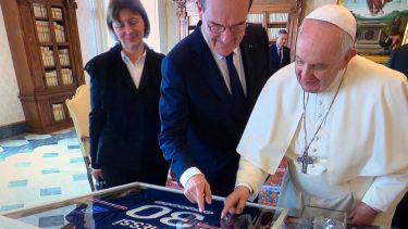 El primer ministro de Francia, Jean Castex, le entregó la camiseta de Messi al Papa.