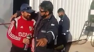 Video: El petrolero hincha de River tuvo revancha y su compañero tuvo que cumplir la apuesta