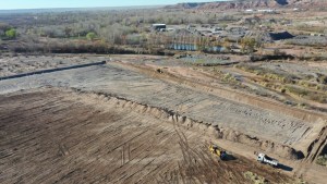 Excavan una megapileta para filtrar agua en Rincón de los Sauces
