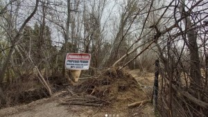Buscan solucionar el acceso al barrio Piscicultura de Plottier tras el cierre de la calle