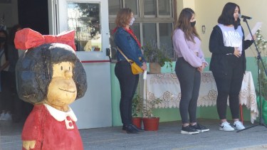La escultura de Mafalda ya acompaña a los alumnos de la ESRN N° 16. (foto: gentileza)