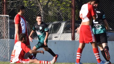 Octavio Bilbao marcó tres goles para la victoria del puntero del campeonato. Foto: Jorge Tanos 