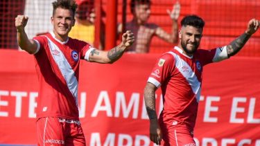 Reniero le dio la victoria al Bicho con un gol de taco.