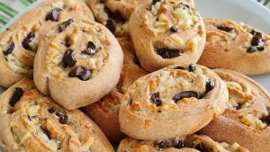 Rollitos de queso parmesano y aceitunas negras