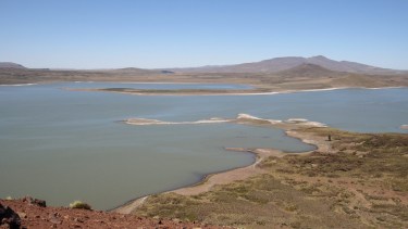 El Parque Nacional Laguna Blanca incluye un cuerpo de agua dulce de 1.700 hectáreas y unos 10 metros de profundidad