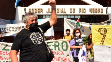 Manifestación y movilización a favor de Aranea, acusado de usurpación en Viedma