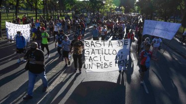 Cuando se supo de la muerte de Lucas González, más personas se sumaron y se acrecentó el pedido por esclarecer el caso. Foto: Agencia Télam. 