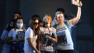 «Lo acribillaron y su única arma eran los botines rotos», dijo la madre de Lucas González