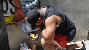 Con emoción y muestras de apoyo, velan los restos de Lucas González