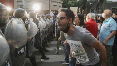 En medio de un clima de tensión, vecinos de Ramos Mejía se manifestaban esta noche. Foto: Noticias Argentinas.-