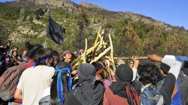 Ceremonia mapuche para despedir al joven asesinado en el territorio recuperado de Cuesta del Ternero. Foto: Télam/ Alejandra Bartoliche