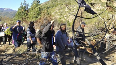 El momento en el que se retira el cadáver de Garay de la zona de la ocupación de la comunidad Quemquemtreu. Foto: Télam/ Alejandra Bartoliche
