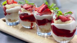 Un postre tentador: triffle de cheesecake con frutillas