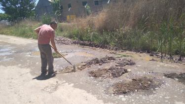 Un hombre decidió arreglar los pozos que la Municipalidad hace meses que no repara. (Foto: Centenario Digital)