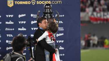Marcelo Gallardo festejó el campeonato con uno de sus hijos en brazos. 