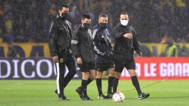 Los árbitros del partido inspeccionan el campo de la Bombonera. (Foto/Télam)