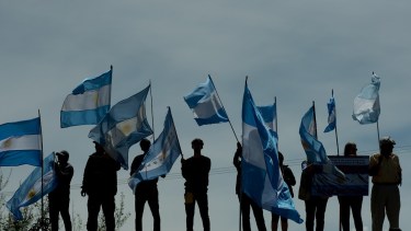 La mayoría de los manifestantes concurrió con una bandera argentina. Foto: Marcelo Martínez