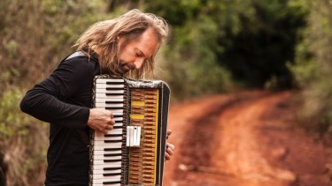 Chango tiene casi listo su nuevo disco, un trabajo hecho de manera remota con músicos de todo el mundo. (Foto: prensa Chango Spasiuk/Ignacio Arnedo)